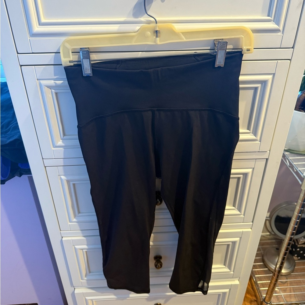 Lululemon cropped leggings black size 6 with mesh design